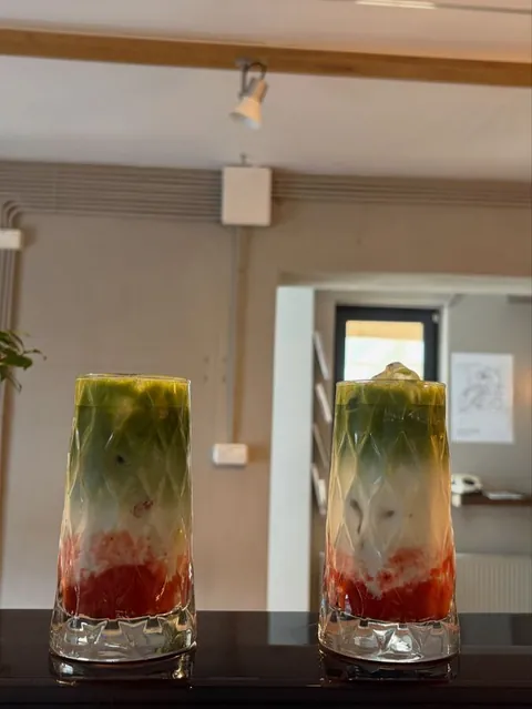 when matcha meets strawberry (••) we use ceremonial from @teazteashop so you know it’s bomb