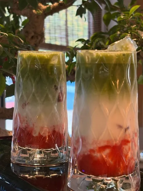when matcha meets strawberry (••) we use ceremonial from @teazteashop so you know it’s bomb